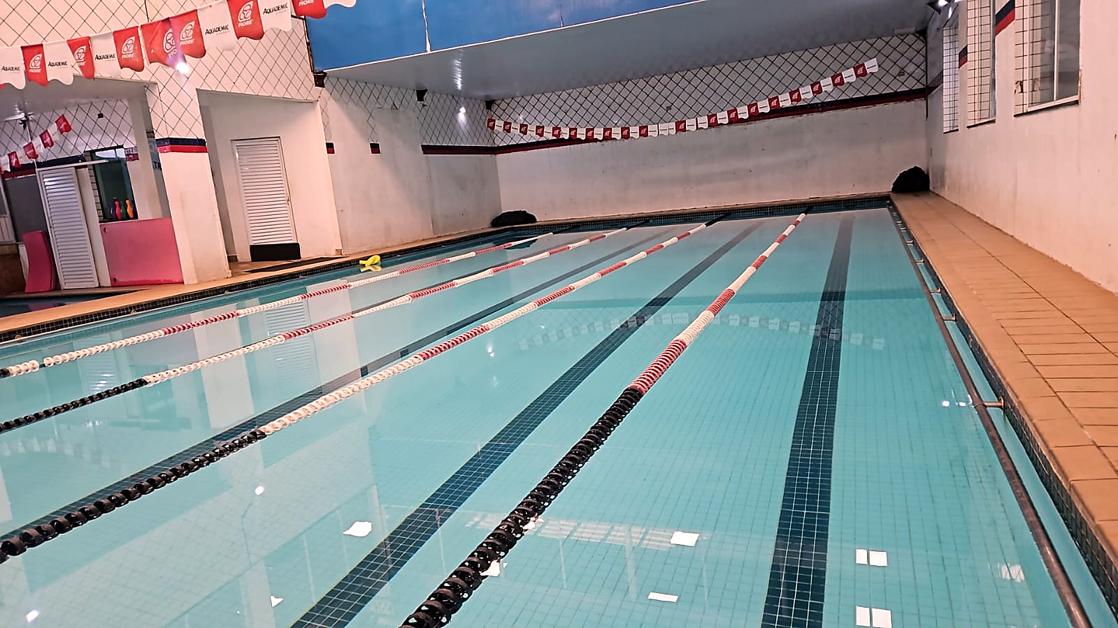 Piscina aquecida da Aquademic